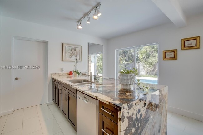 Building Photo - 2601 NE 11th Ct