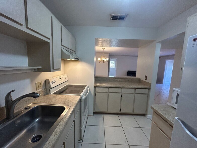 Building Photo - 6494 Royal Woods Dr