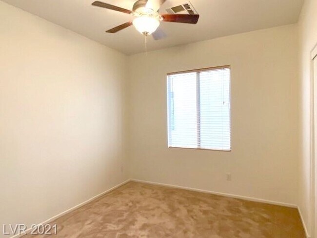 Building Photo - Gated Community! Fabulous 4 Bedrooms Plus ...