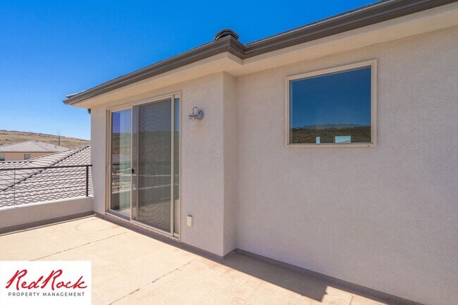 Building Photo - Stunning 4 Bedroom Home. Dog friendly!