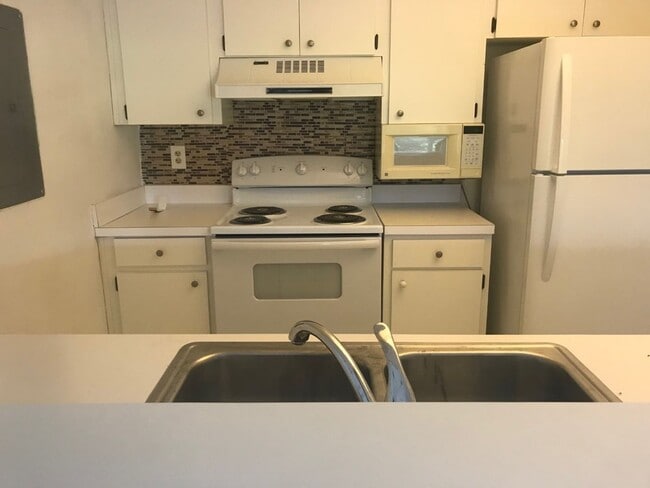 Building Photo - One Bedroom, One Bathroom Condo