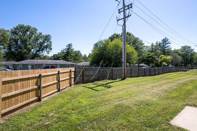 Building Photo - 4302-4304-4304 Cheryl Ct