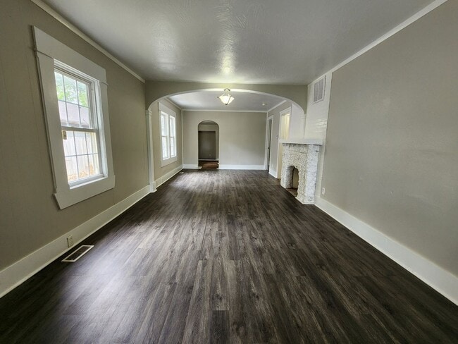 Building Photo - Spacious 2-Bedroom, 1-Bathroom Home AVAILA...