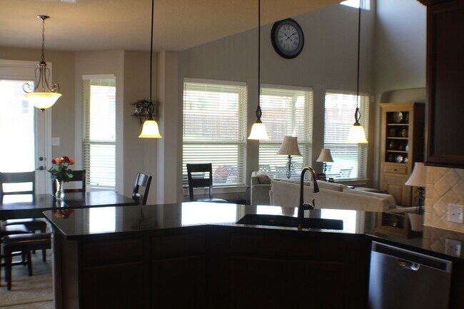 Building Photo - Beautiful spacious rental with fabulous up...