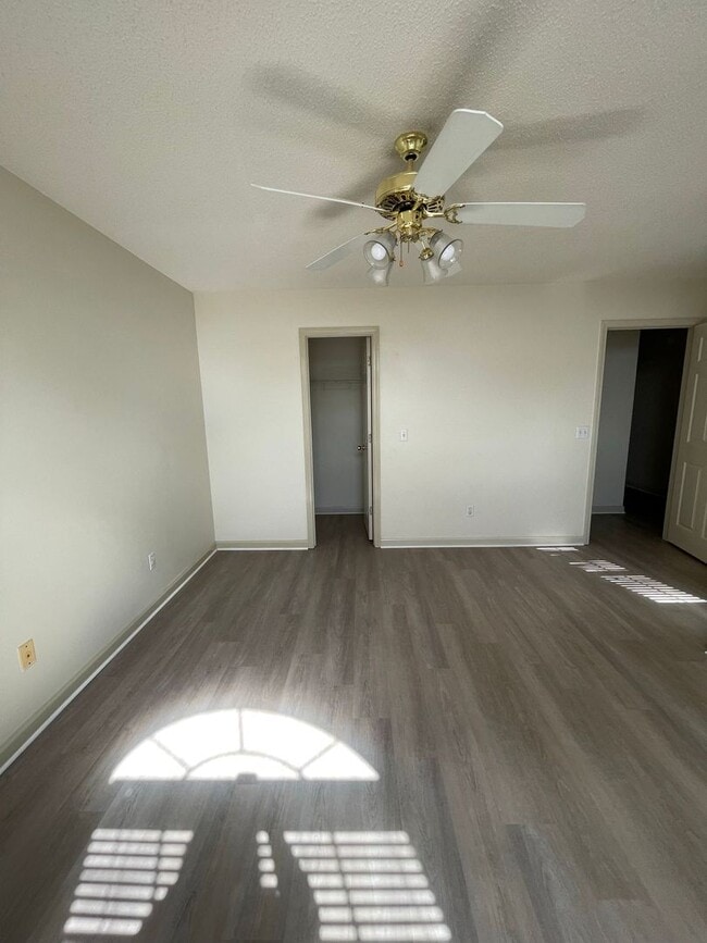 Building Photo - Quail Hollow - Beautiful Interior!