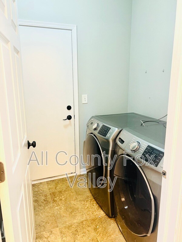 Building Photo - 198 Burnett St