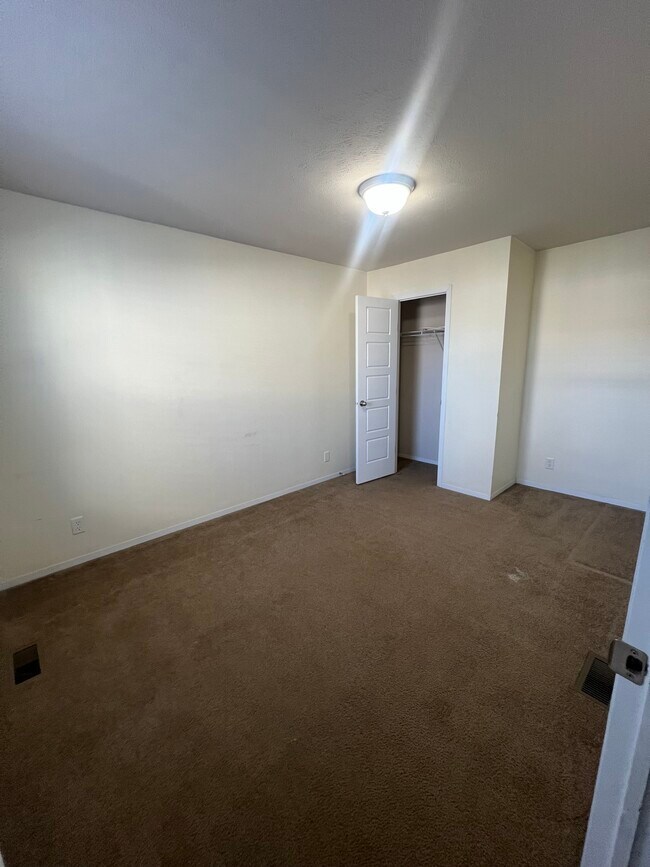 Building Photo - 934 9th St