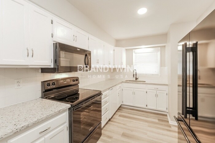 Building Photo - 402 Maple Ave