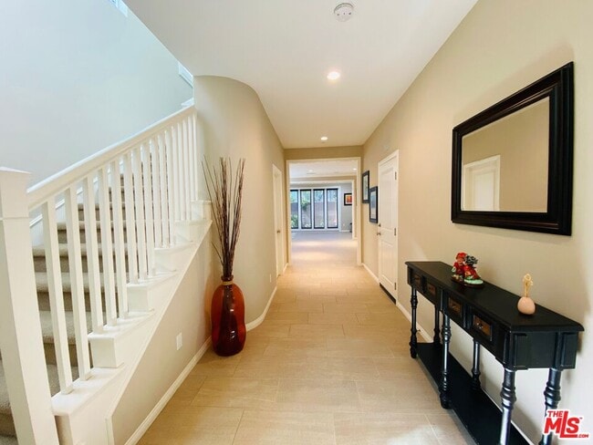 Building Photo - 51 Ivory Petal