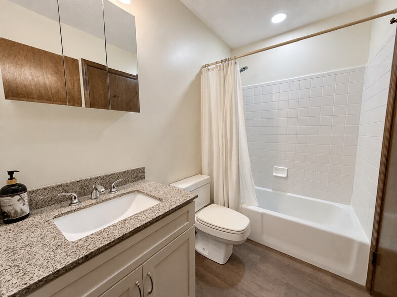 Building Photo - 23241 Rosewood Ct