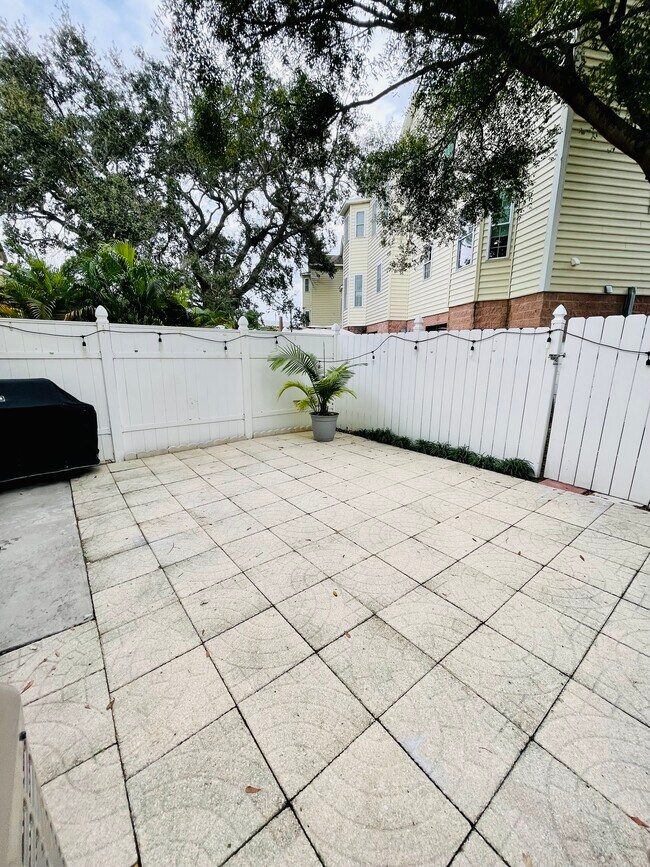 Building Photo - 106 S Habana Ave