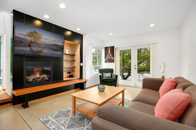 Building Photo - Stunning Modern 3 Bed / 2.5 Bath Townhome in Beautiful Maple Leaf Neighborhood