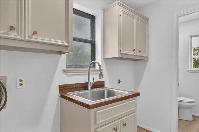 Building Photo - 108 Woodland Rd