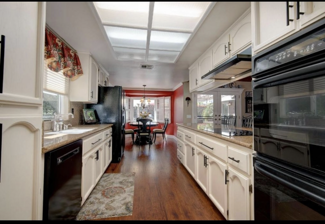 Building Photo - 504 Bridle Ct
