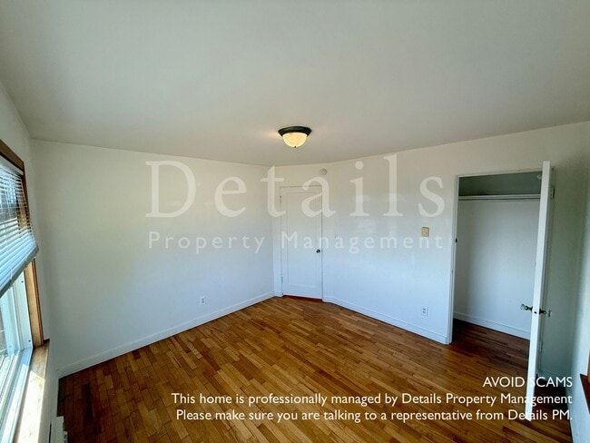 Building Photo - Adorable 2 BR home in Manette with View!