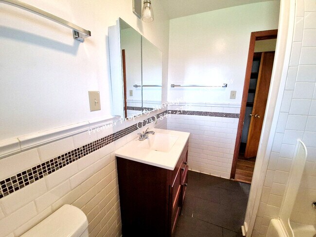 Building Photo - 1820 9th Ave