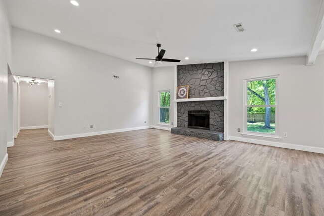 Building Photo - "Charming 4-Bedroom Haven in Charlotte's Heart with Spacious 2271 sq ft Living!"