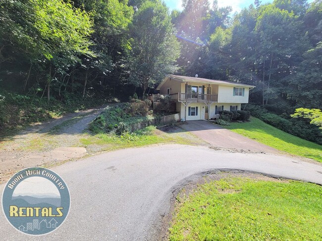 Building Photo - Gorgeous 3bd/2.5ba House With Included Downstairs Apartment