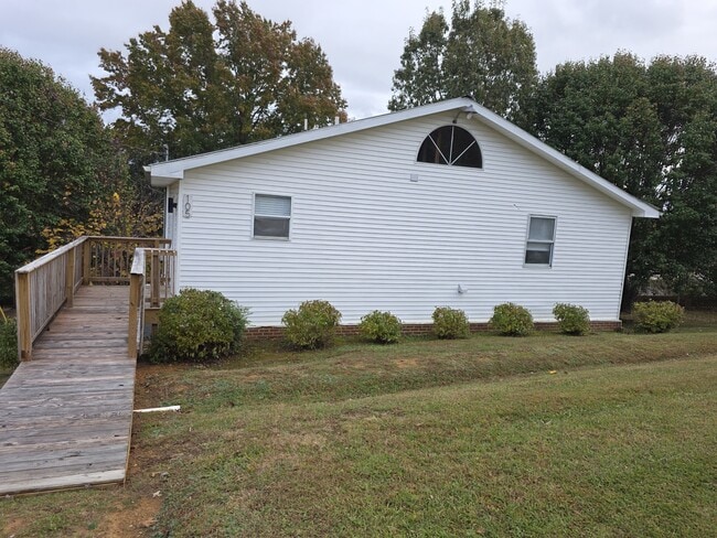 Building Photo - 105 Becky Dr
