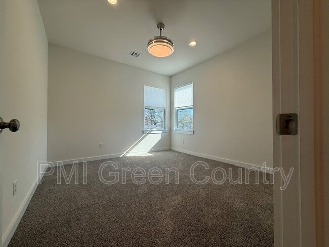 Building Photo - 134 E Elgin St