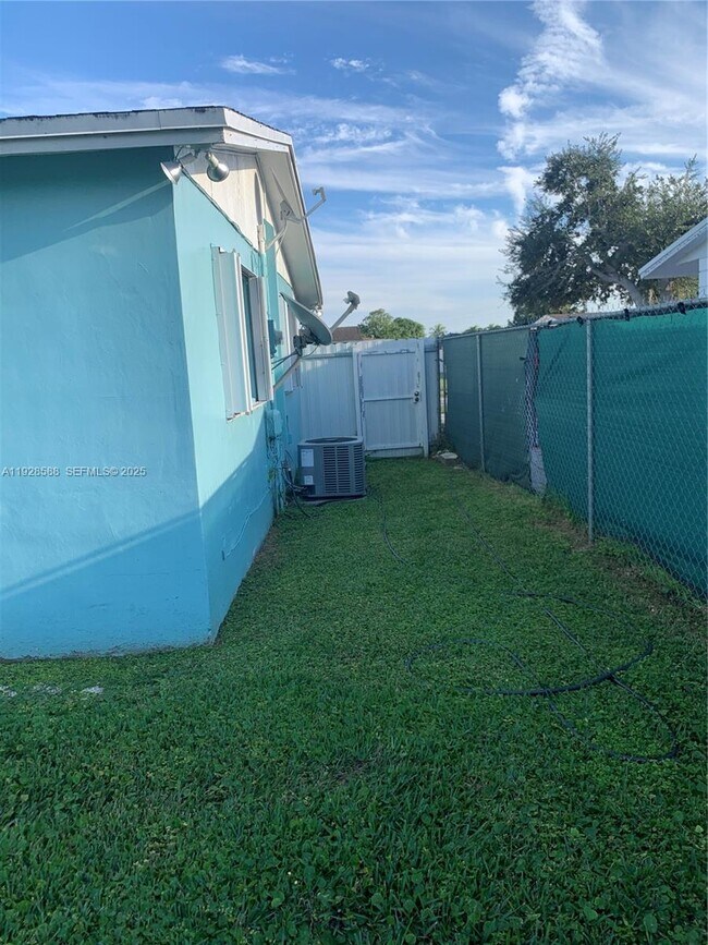 Building Photo - 14300 SW 105th Ave