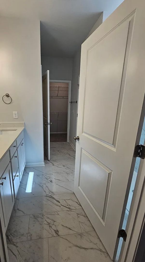 Building Photo - Very Spacious Townhome Available For Move In March 2026