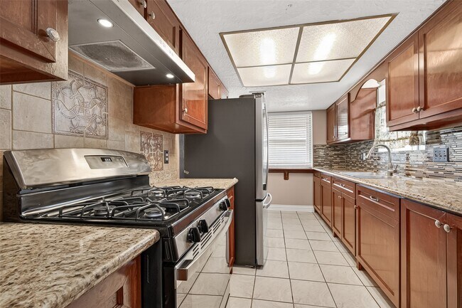 Building Photo - 7403 Shady Vale Ln