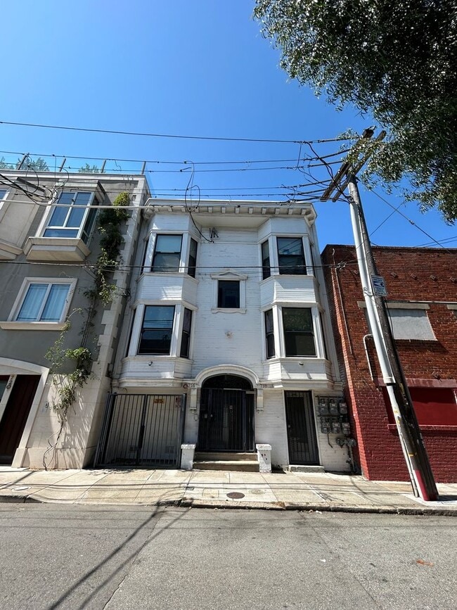 Building Photo - 718 Clementina St