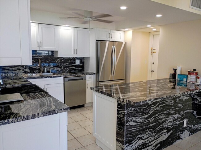 Building Photo - 1410 S Ocean Dr