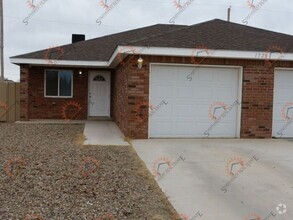 Building Photo - Spacious 2 bedroom 2 bath Duplex.