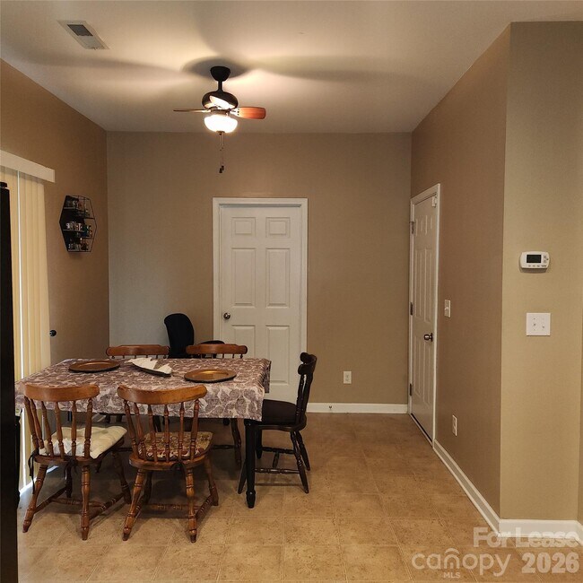 Building Photo - 1045 Willow Wind Dr