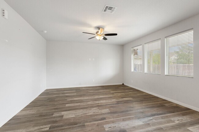 Building Photo - 4 Bedroom/2.5 Bath Paloma Subdivision