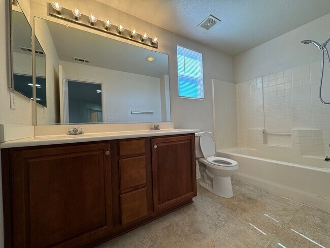 Building Photo - Victorville 3 Bedroom Home