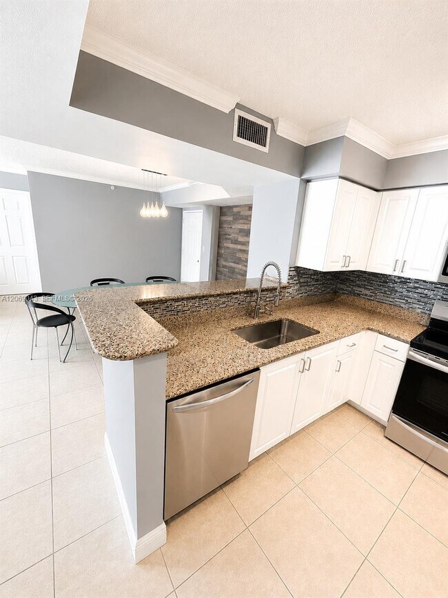 Building Photo - 1155 Brickell Bay Dr