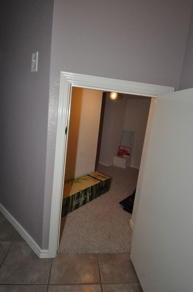 Building Photo - All appliances included! Gated lock and leave condo community in North Austin