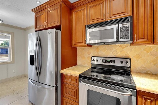 Building Photo - 257 NE 45th Ct