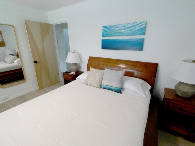 2nd bedroom with queen size sleigh teak bed - 426 Ilimano St