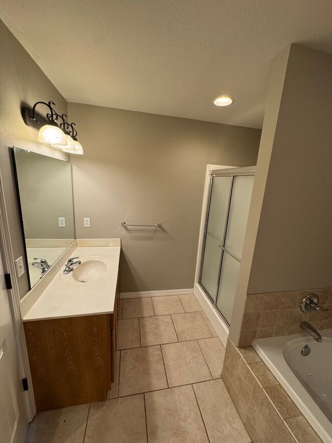 Building Photo - Gorgeous 3 Bedroom, 2 Bathroom Home in Nixa!