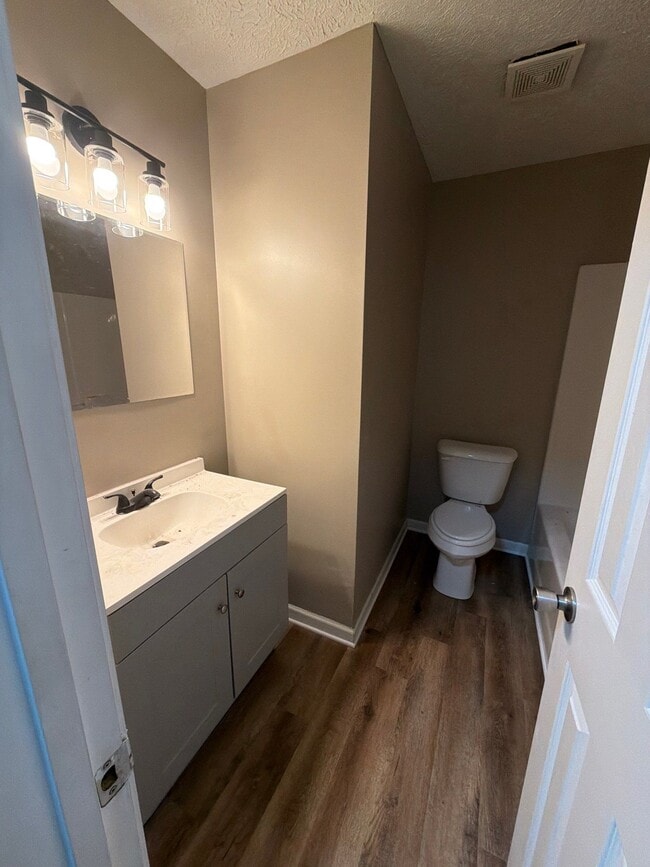 Building Photo - 916 Monroe Ave