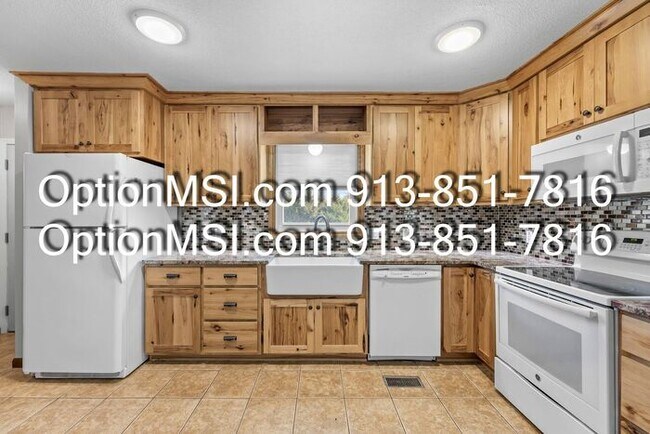 Building Photo - Country Charm Just Minutes From Lawrence!