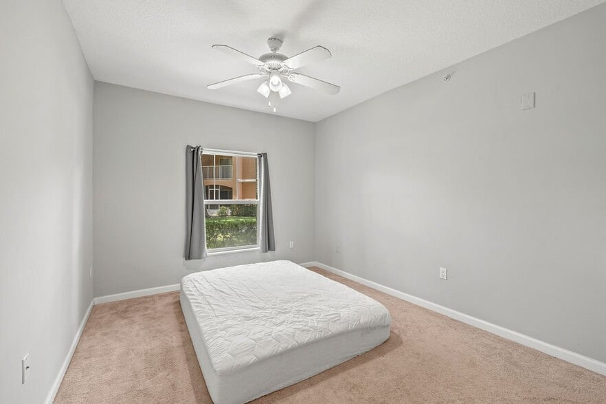 Building Photo - 5060 Fairways Cir