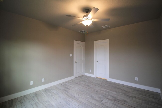 Building Photo - Located 1 Mile from IH 35/ No Carpet / Ton...