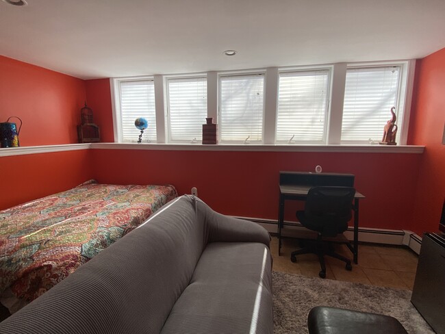 Very bright room with windows on one entire wall - 62 Alba Rd