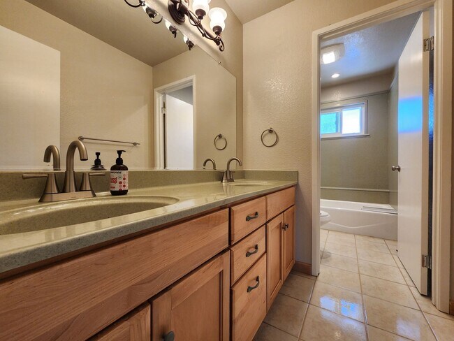 Building Photo - Lovely Bennett Valley Home in a Cul-De-Sac