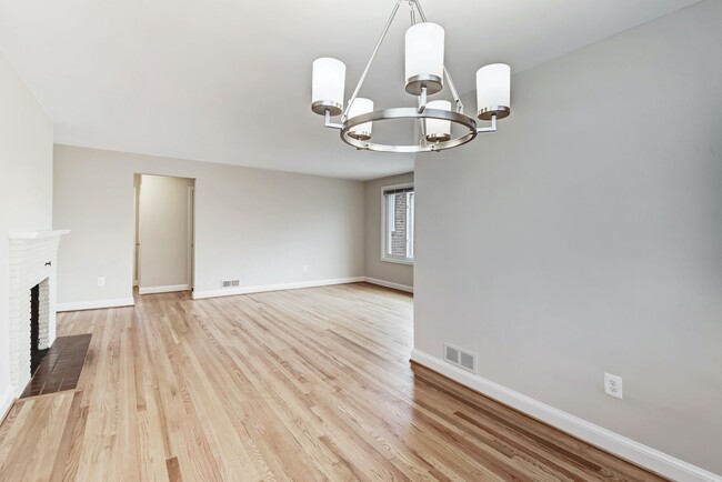 Building Photo - 3 Bed 2.5 Bathroom - Chevy Chase Rancher -...