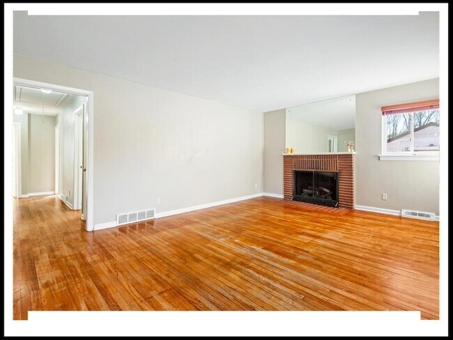 Building Photo - 112 E Lawson St