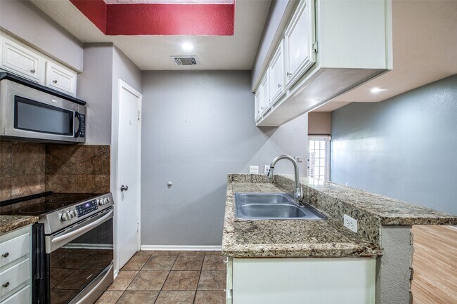 Building Photo - 800 Country Pl Dr