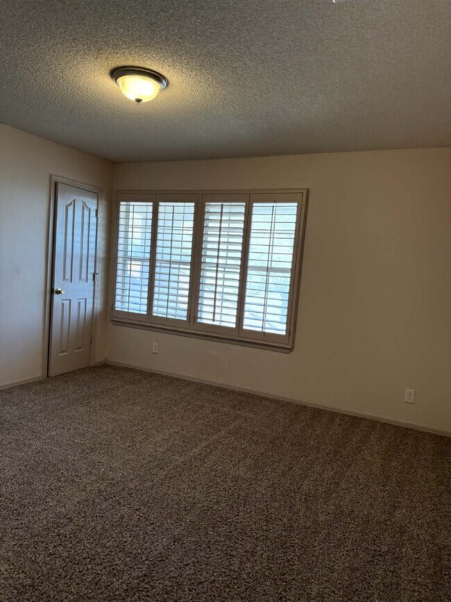 Building Photo - 317 Zenith Dr