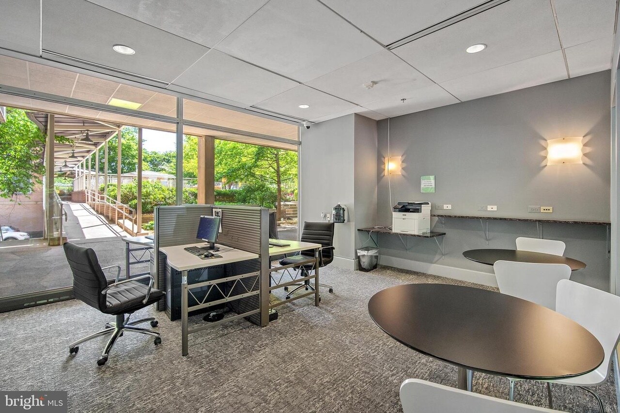 Business center - 800 4th St SW