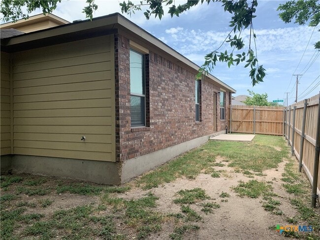 Building Photo - 901 Brown Rock Dr